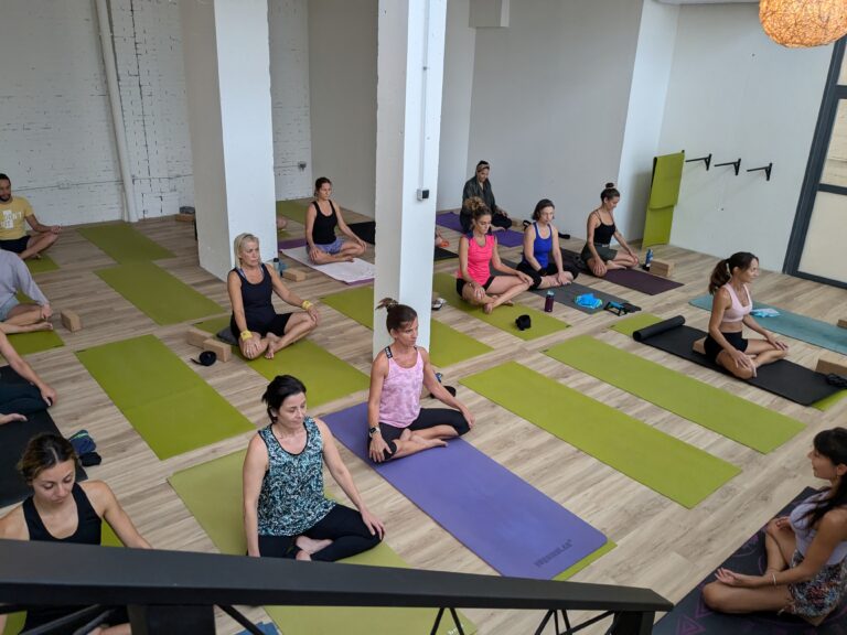 Clase de yoga sentada practicando pranayama en Vibra Yoga Studio, Alicante