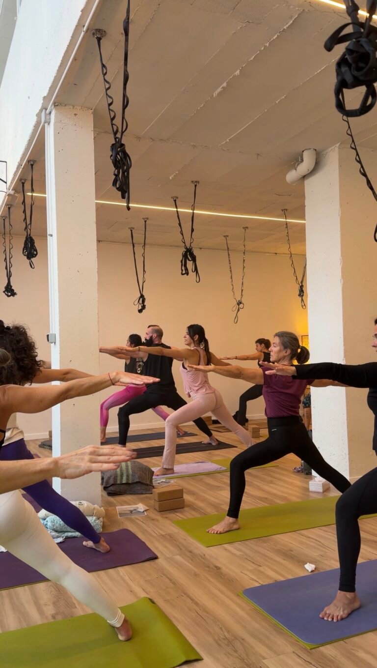 Clase de yoga en Virabhadrasana II en Vibra Yoga Studio, Alicante
